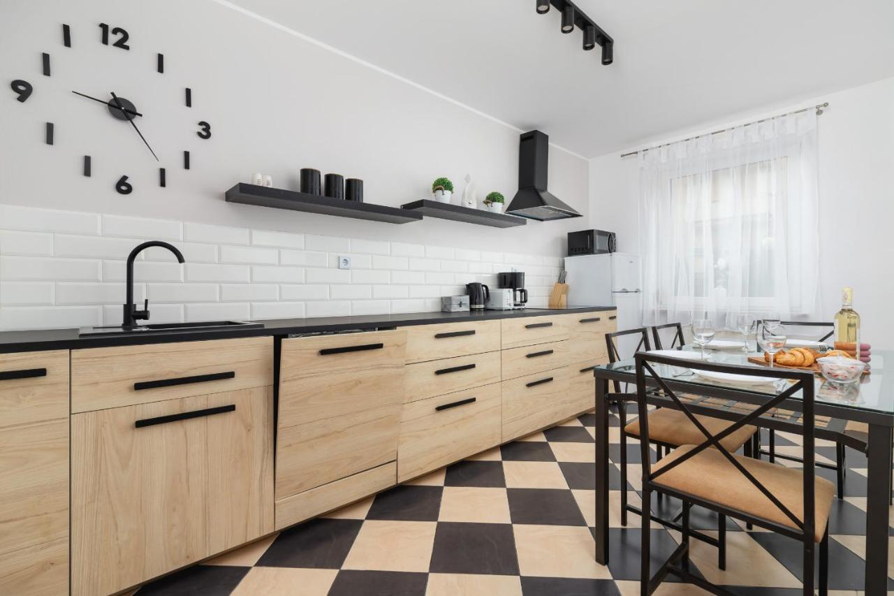 Pleasant Apartment With Terrace Cracow By Noclegi Renters Cracovia Esterno foto