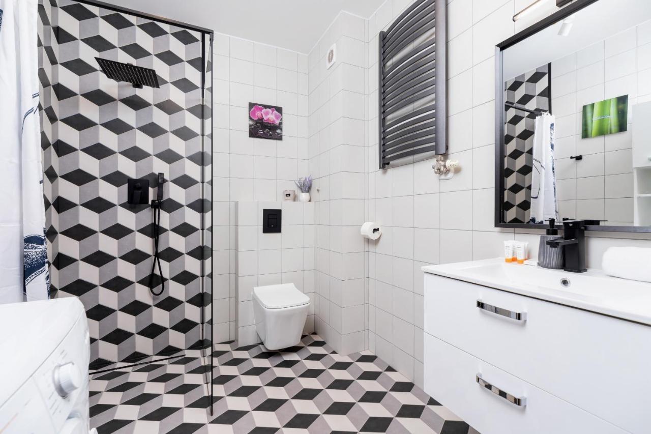 Pleasant Apartment With Terrace Cracow By Noclegi Renters Cracovia Esterno foto